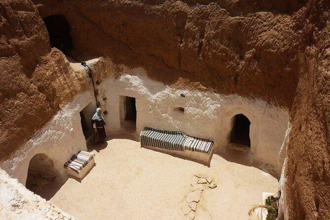 The Tunisian South between Oasis and Mountain: 3 Days / 2 Nights Douz and Tozeur - Douz, the Sahara gateway: sunset, optional quad, and camel rides